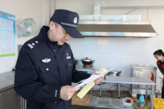 <b>强化从业人员培训</b>